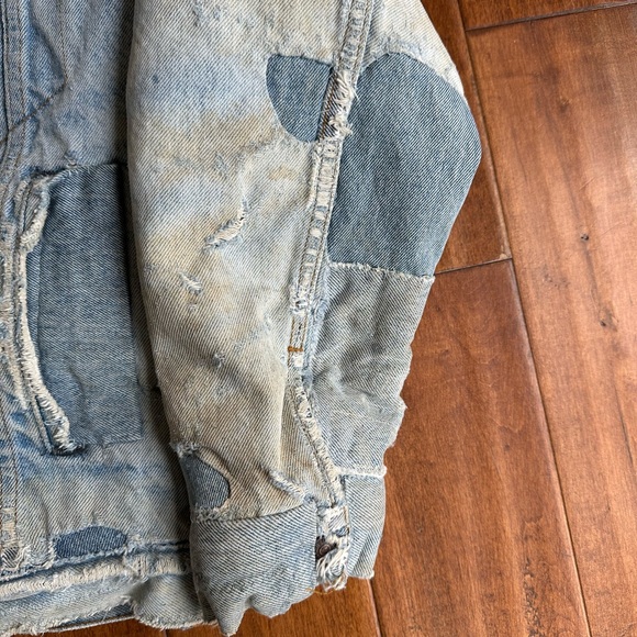 Levi's Distressed THRASHED Denim Trucker Jacket with Sherpa Lining - Picture 3 of 12